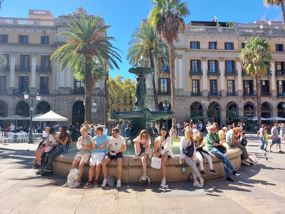 Turisti uz fontanu u središtu Barcelone